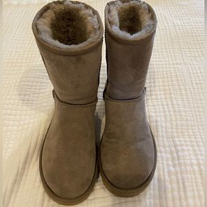 Ugg Classic Short in Caribou